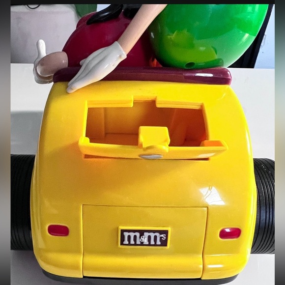 NEW M&M's Car Candy Dispenser Rebel
Without a Clue Yellow Hot Rod Dragster 1990 - Picture 7 of 9